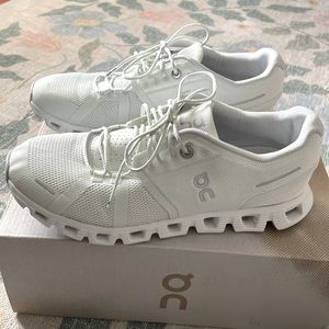 Women’s On Cloud 5 in size 8 great condition!